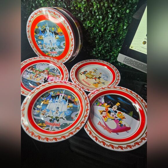 Set of 4 Disneyland Resort Exclusive 2007 Collectible Christmas Plates with Tin - Picture 2 of 5